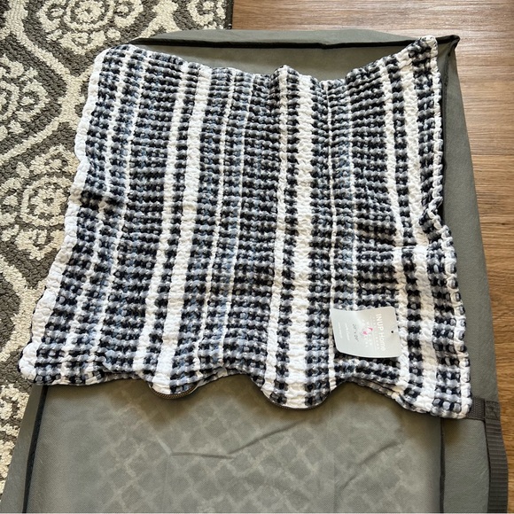 Pair 20x20 white and navy NWT pillows, DKNY and innup home - Picture 5 of 12